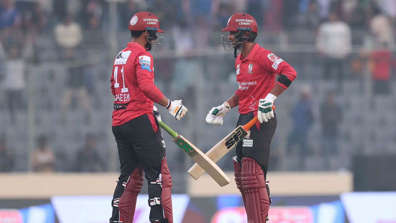 শেষ ওভারের রোমাঞ্চকর লড়াইয়ে খুলনাকে হারাল বরিশাল